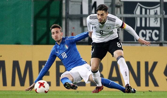 Fußball, U20 Länderspiel, Deutschland - Italien GER, Länderspiel U20, Deutschland - Italien 09.11.17 , Chemnitz, community4you-Arena Stadion an der Gellertstrasse, GER, Saison 2017 2018, U20 Deutschland vs Italien im Bild Suat Serdar (Deutschland) gegen Gaetano Castrovilli (Italien)