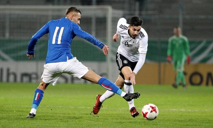 Fußball, U20 Länderspiel, Deutschland - Italien GER, Länderspiel U20, Deutschland - Italien 09.11.17 , Chemnitz, community4you-Arena Stadion an der Gellertstrasse, GER, Saison 2017 2018, U20 Deutschland vs Italien im Bild Suat Serdar (Deutschland) gegen Simone Edera (Italien)