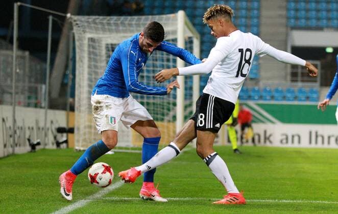 Fußball, U20 Länderspiel, Deutschland - Italien GER, Länderspiel U20, Deutschland - Italien 09.11.17 , Chemnitz, community4you-Arena Stadion an der Gellertstrasse, GER, Saison 2017 2018, U20 Deutschland vs Italien im Bild Sidney Friede (Deutschland) gegen Paolo Ghiglione (Italien)