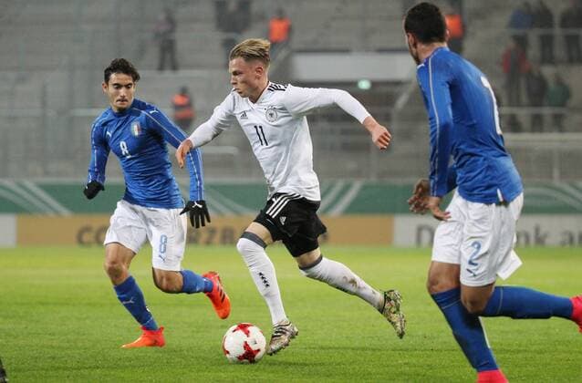 Fußball, U20 Länderspiel, Deutschland - Italien GER, Länderspiel U20, Deutschland - Italien 09.11.17 , Chemnitz, community4you-Arena Stadion an der Gellertstrasse, GER, Saison 2017 2018, U20 Deutschland vs Italien im Bild Robin Hack (Deutschland) am Ball