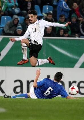 Fußball, U20 Länderspiel, Deutschland - Italien GER, Länderspiel U20, Deutschland - Italien 09.11.17 , Chemnitz, community4you-Arena Stadion an der Gellertstrasse, GER, Saison 2017 2018, U20 Deutschland vs Italien im Bild Görkem Saglam (Deutschland) gegen Riccardo Marchizza (Italien)