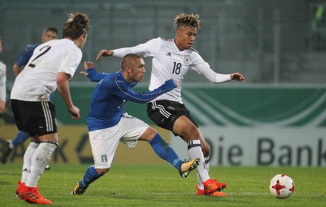 Fußball, U20 Länderspiel, Deutschland - Italien GER, Länderspiel U20, Deutschland - Italien 09.11.17 , Chemnitz, community4you-Arena Stadion an der Gellertstrasse, GER, Saison 2017 2018, U20 Deutschland vs Italien im Bild Sidney Friede (Deutschland) gegen Nicola Dalmonte (Italien)