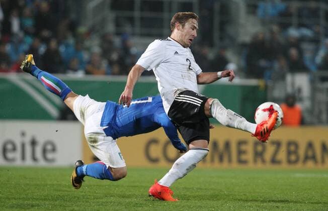 Fußball, U20 Länderspiel, Deutschland - Italien GER, Länderspiel U20, Deutschland - Italien 09.11.17 , Chemnitz, community4you-Arena Stadion an der Gellertstrasse, GER, Saison 2017 2018, U20 Deutschland vs Italien im Bild Felix Passlack (Deutschland) gegen Nicola Dalmonte (Italien)