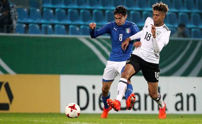 Fußball, U20 Länderspiel, Deutschland - Italien GER, Länderspiel U20, Deutschland - Italien 09.11.17 , Chemnitz, community4you-Arena Stadion an der Gellertstrasse, GER, Saison 2017 2018, U20 Deutschland vs Italien im Bild Sidney Friede (Deutschland) gegen Francesco Cassata (Italien)