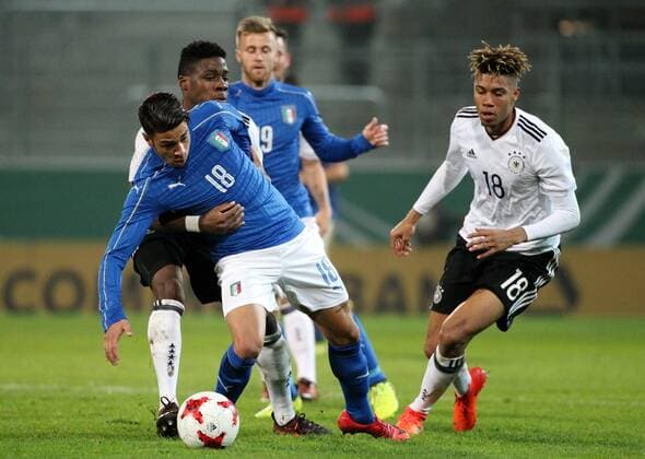 Fußball, U20 Länderspiel, Deutschland - Italien GER, Länderspiel U20, Deutschland - Italien 09.11.17 , Chemnitz, community4you-Arena Stadion an der Gellertstrasse, GER, Saison 2017 2018, U20 Deutschland vs Italien im Bild Frederic Ananou und Sidney Friede (Deutschland) gegen Simone Lo Faso (Italien)