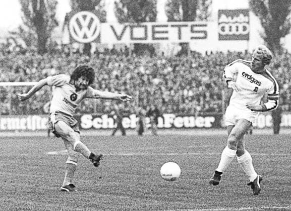 Aus 1.BL Saison 1977 78 Eintracht Braunschweig gegen Bor. M.Gladbach 0:6 am 29.10.1977. Im Foto: Paul Breitner und Berti Vogts *** From 1 BL season 1977 78 Eintracht Braunschweig against Bor M Gladbach 0 6 am 29 10 1977 In the photo Paul Breitner and Berti Vogts