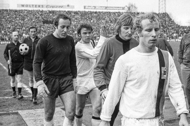 Aus 1. BL Eintracht Braunschweig gegen Bor. M. Gladbach 1-1 am 17.04.1971. Halbzeit. V. re. :Berti Vogts TW Wolfgang Kleff Herbert Laumen BS TW Horst Wolter und Schiri Alfons Betz. *** From 1 BL Eintracht Braunschweig against Bor M Gladbach 1 1 at 17 04 1971 Halftime V re Berti Vogts TW Wolfgang Kleff Herbert Laumen BS TW Horst Wolter and referee Alfons Betz