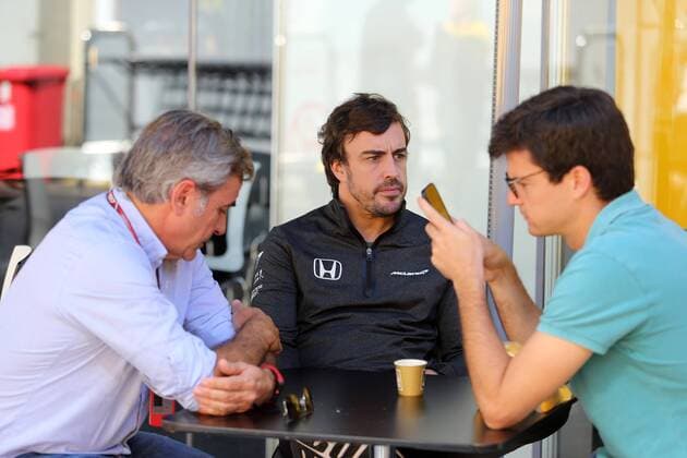 10.11.2017 - Free Practice 1, Carlos Sainz Jr (ESP) Renault F1 Team RS17 and Fernando Alonso (ESP) McLaren MCL32 Brazilian Grand Prix, Sao Paulo, Interlagos 9 - 12 November 2017 10.11.2017 - Free Practice 1, Carlos Sainz Jr (ESP) Renault Sport F1 Team RS17 and Fernando Alonso (ESP) McLaren MCL32 