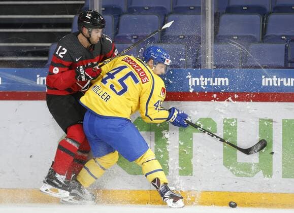 Eishockey, Karjala Cup, Kanada - Schweden Geoff Kinrade 12, Canada and Oscar Möller 45, Sweden during their Ice hockey Eishockey Karjala tournament Canada - Sweden match in Hartwall Arena 10. November 2017 in Helsinki, Finland.  Copyright: xTomixHänninenx NP24_np24SPO1049121014