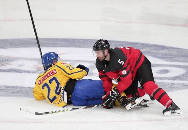 Eishockey, Karjala Cup, Kanada - Schweden 171110, Ishockey, Karjala Cup, Kanada - Sverige: Andre Petersson 22, Sweden andChris Lee 5, Canada during their Ice hockey Eishockey Karjala tournament Canada - Sweden match in Hartwall Arena 10. November 2017 in Helsinki, Finland.(Newspix24 Matti Matikainen) © Bildbyran - COP 211 - SWEDEN ONLY  Copyright: MattixMatikainen BB171110BB622
