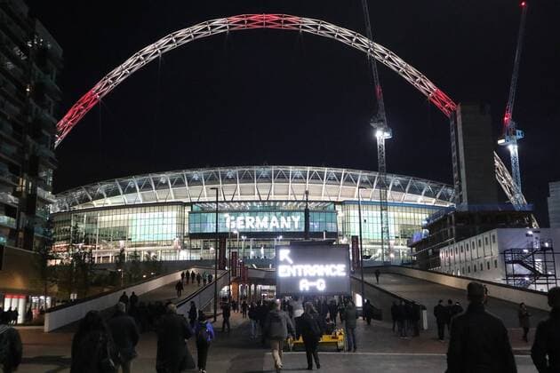 Fans auf dem Weg ins ausverkaufte Wembley Stadium - 10.11.2017: England vs. Deutschland, Freundschaftsspiel, Wembley Stadium