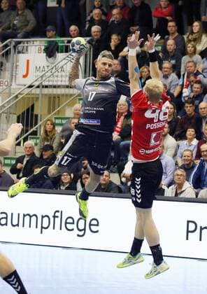 Bartosz Konitz (VfL Eintracht Hagen 17) gegen Julian Possehl (ASV Hamm-Westfalen 48), ASV Hamm-Westfalen vs VfL Eintracht Hagen, Handball, 2. Bundesliga, 10.11.2017, Hamm Copyright: xEibner-Pressefoto Strohdiekx EP_JSK