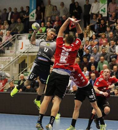 Bartosz Konitz (VfL Eintracht Hagen 17) gegen Jan Brosch (ASV Hamm-Westfalen 5)(vorne) und Julian Possehl (ASV Hamm-Westfalen 48)(hinten), ASV Hamm-Westfalen vs VfL Eintracht Hagen, Handball, 2. Bundesliga, 10.11.2017, Hamm Copyright: xEibner-Pressefoto Strohdiekx EP_JSK