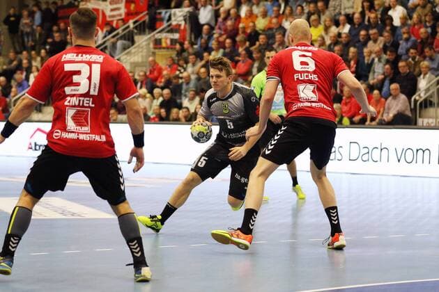 Soeren Kress (VfL Eintracht Hagen 5) gegen Bjoern Zintel (ASV Hamm-Westfalen 31) und Markus Fuchs (ASV Hamm-Westfalen 6)(rechts), ASV Hamm-Westfalen vs VfL Eintracht Hagen, Handball, 2. Bundesliga, 10.11.2017, Hamm Copyright: xEibner-Pressefoto Strohdiekx EP_JSK