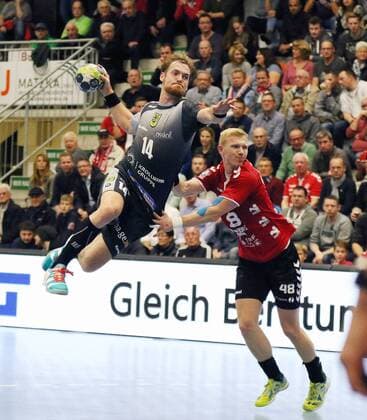 Bilder des Tages - SPORT Jannis Fauteck (VfL Eintracht Hagen 14) gegen Julian Possehl (ASV Hamm-Westfalen 48)(rechts), ASV Hamm-Westfalen vs VfL Eintracht Hagen, Handball, 2. Bundesliga, 10.11.2017, Hamm Copyright: xEibner-Pressefoto Strohdiekx EP_JSK