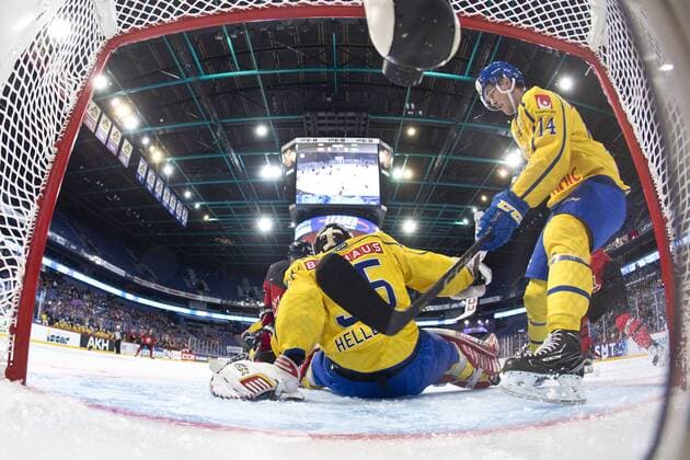 Eishockey, Karjala Cup, Kanada - Schweden 171110, Ishockey, Karjala Cup, Kanada - Sverige: Magnus Helleberg 35, Sweden, Marcus Högström 14, Sweden during their Icehockey Karjala tournament Canada vs. Sweden match in Hartwall Arena 10. November 2017 in Helsinki, Finland. (Newspix24 Tomi Hänninen) © Bildbyran - COP 211 - SWEDEN ONLY  Copyright: TomixHänninen BB171110BB744
