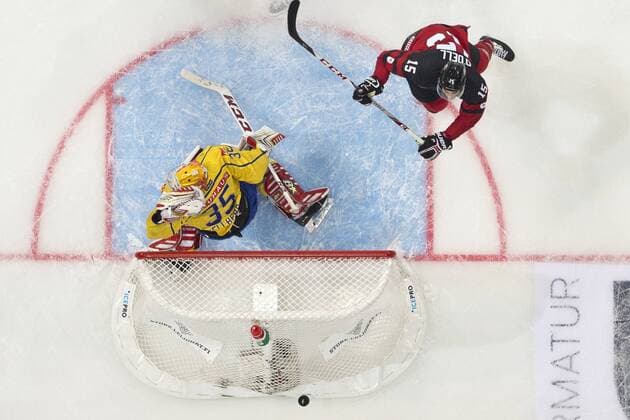 Eishockey, Karjala Cup, Kanada - Schweden 171110, Ishockey, Karjala Cup, Kanada - Sverige: Magnus Helleberg 35, Sweden, Eric O Dell 15, Canada during their Icehockey Karjala tournament Canada vs. Sweden match in Hartwall Arena 10. November 2017 in Helsinki, Finland. (Newspix24 Tomi Hänninen) © Bildbyran - COP 211 - SWEDEN ONLY  Copyright: TomixHänninen BB171110BB799