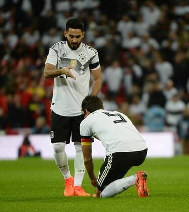 Fussball, Herren, Saison 2017 2018, Testspiel in London, England - Deutschland, v. l. Ilkay Gündogan (Deutschland), Mats Hummels (Deutschland), der seine Schuhe aufschnitt, 10.11. 2017, Copyright: xMichaelxHundtx xMatthiasxKochx