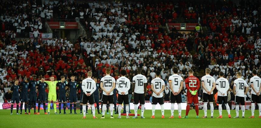 Fussball, Herren, Saison 2017 2018, Testspiel in London, England - Deutschland, Trauer, Gedenkminute beider Mannschaften vor dem Spiel, vorn Deutschland, 10.11. 2017, Copyright: xMichaelxHundtx xMatthiasxKochx