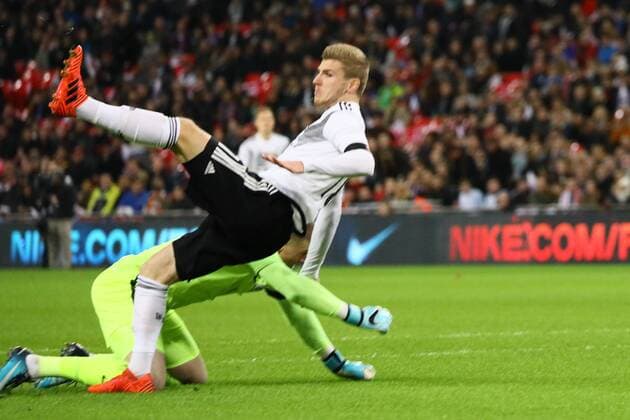 Timo Werner (Deutschland, Germany) verletzt sich beim Zusammenprall mit Torwart Jordan Pickford (England) - 10.11.2017: England vs. Deutschland, Freundschaftsspiel, Wembley Stadium