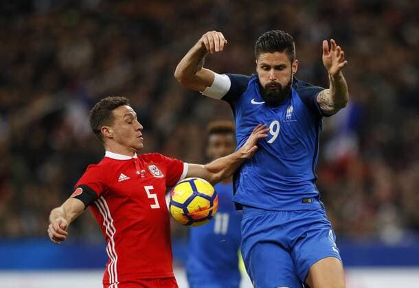 France s Olivier Giroud tussles with Wales James Chester during the International Friendly Länderspiel match at the Stade de France, Paris . Picture date: 10th November 2017. Picture credit should read: David Klein Sportimage EDITORIAL USE ONLY. No use with unauthorised audio, video, data, fixture lists, club league logos or live services. Online in-match use limited to 120 images, no video emulation. No use in betting, games or single club league player publications.