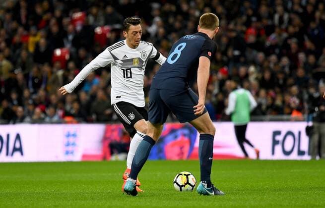 10.11.2017, xfux, Fussball Laenderspiel Freundschaftsspiel, England - Deutschland, emspor, v.l. Mesut Oezil (Deutsche Fussball Nationalmannschaft DFB), Eric Dier (England) London