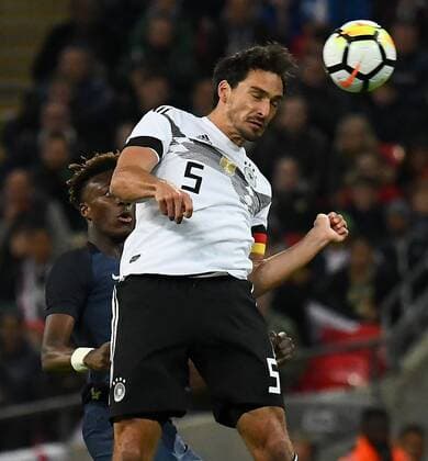10.11.2017, xfux, Fussball Laenderspiel Freundschaftsspiel, England - Deutschland, emspor, v.l. Mats Hummels (Deutsche Fussball Nationalmannschaft DFB) Kopfball London
