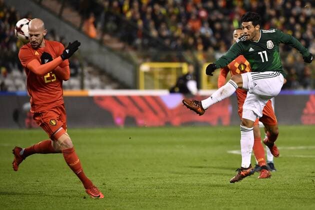 Fußball, Belgien - Mexiko Belgium s Laurent Ciman and Mexico s Carlos Vela pictured in action during a friendly soccer game between Belgian national team Nationalteam Red Devils and Mexico, Friday 10 November 2017, in Brugge. DIRKxWAEM  x05197956x