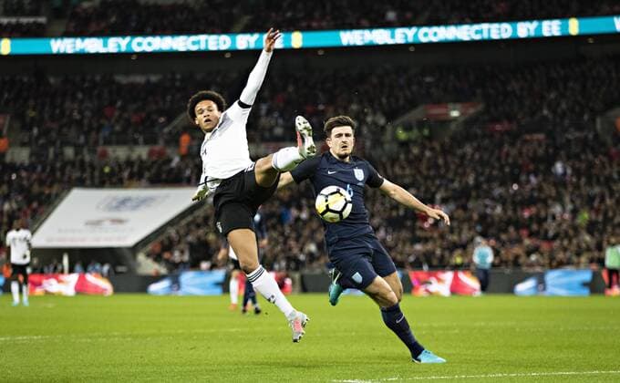 London Wembley, 10.11.2017 Leroy Sane (Deutschland) gegen Harry Maguire (ENG) England vs. Deutschland