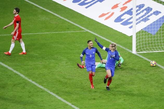 Fußball, Frankreich - Wales Antoine Griezmann (FRA) inscrit le premier but, Ben Davies (WAL),, joie avec Layvin Kurzawa (FRA), Wayne Hennessey (WAL) FOOTBALL : France vs Pays de Galles - Match Amical International - 10 11 2017 StephaneAllaman Panoramic 