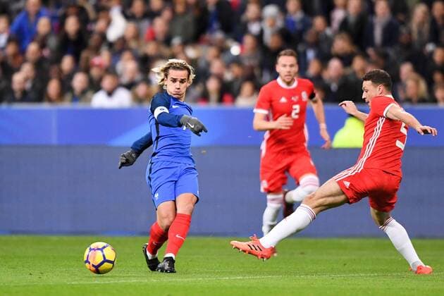 Fußball, Frankreich - Wales 07 Antoine Griezmann (fra) - 05 James Chester (wales) FOOTBALL : France vs Pays de Galles - Match amical de preparation de la Coupe du Monde 2018 - 10 11 2017 AnthonyBIBARD FEP Panoramic 