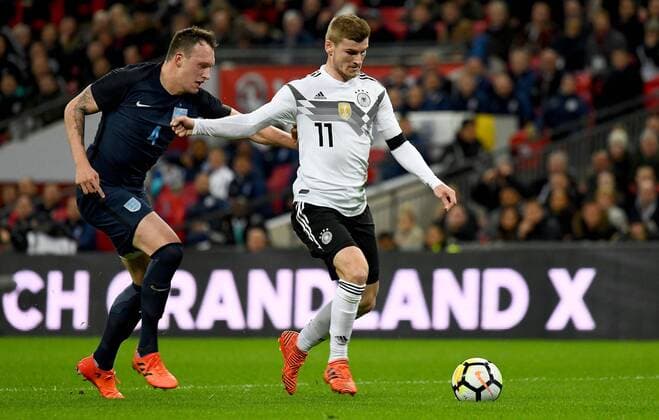 10.11.2017, xfux, Fussball Laenderspiel Freundschaftsspiel, England - Deutschland, emspor, v.l. Phil Jones (England), Timo Werner (Deutsche Fussball Nationalmannschaft DFB) London