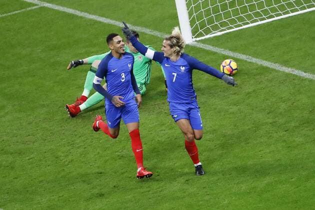 Fußball, Frankreich - Wales Antoine Griezmann (FRA) inscrit le premier but de la rencontre, joie avec Layvin Kurzawa (FRA), contre Wayne Hennessey (WAL) et Ben Davies (WAL) FOOTBALL : France vs Pays de Galles - Match Amical International - 10 11 2017 StephaneAllaman Panoramic 