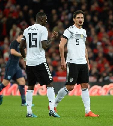 Fussball, Herren, Saison 2017 2018, Testspiel in London, England - Deutschland, v. l. Antonio Rüdiger (Deutschland), Mats Hummels (Deutschland), 10.11. 2017, Copyright: xMichaelxHundtx xMatthiasxKochx