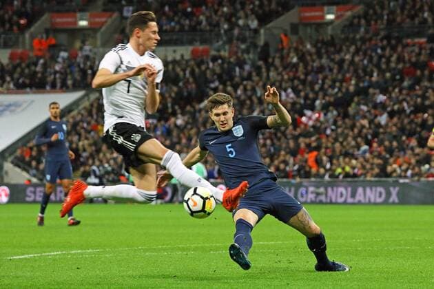 John Stones (England) klaert knapp vor Julian Draxler (Deutschland, Germany) - 10.11.2017: England vs. Deutschland, Freundschaftsspiel, Wembley Stadium