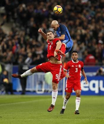 Fußball, Frankreich - Wales France s Christophe Jallet tussles with Wales Sam Vokes during the International Friendly Länderspiel match at the Stade de France, Paris . Picture date: 10th November 2017. Picture credit should read: David Klein Sportimage EDITORIAL USE ONLY. No use with unauthorised audio, video, data, fixture lists, club league logos or live services. Online in-match use limited to 120 images, no video emulation. No use in betting, games or single club league player publications.