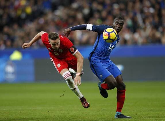 Fußball, Frankreich - Wales France s Blaise Matuidi tussles with Wales Chris Gunter during the International Friendly Länderspiel match at the Stade de France, Paris . Picture date: 10th November 2017. Picture credit should read: David Klein Sportimage EDITORIAL USE ONLY. No use with unauthorised audio, video, data, fixture lists, club league logos or live services. Online in-match use limited to 120 images, no video emulation. No use in betting, games or single club league player publications.