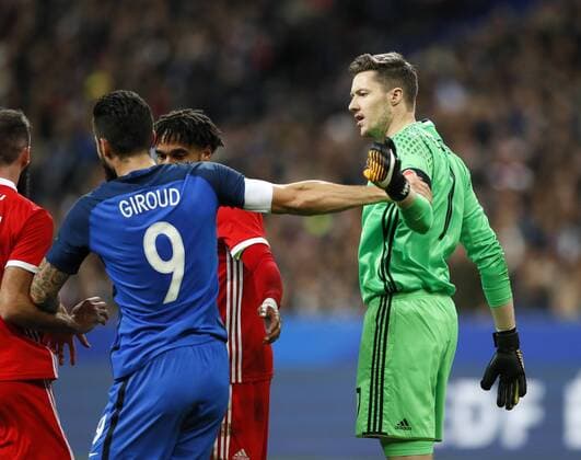 Fußball, Frankreich - Wales France s Olivier Grioud tussles with Wales Wayne Hennessey during the International Friendly Länderspiel match at the Stade de France, Paris . Picture date: 10th November 2017. Picture credit should read: David Klein Sportimage EDITORIAL USE ONLY. No use with unauthorised audio, video, data, fixture lists, club league logos or live services. Online in-match use limited to 120 images, no video emulation. No use in betting, games or single club league player publications.