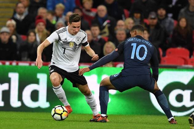 Fussball, Herren, Nationalmannschaft, Länderspiel, Freundschaftsspiel England- Deutschland,10.11.2017, Wembley Stadium London, Julian Draxler, DEutschland, Ruben Loftus -Cheek, England, Aktion, Einzelbild