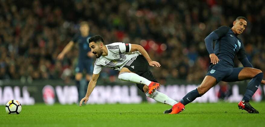 10.11.2017, Fussball Länderspiel, England - Deutschland, in Wembley National Stadium London. v.l. Ilkay Gündogan (Deutschland) gegen Jake Livermore (England)