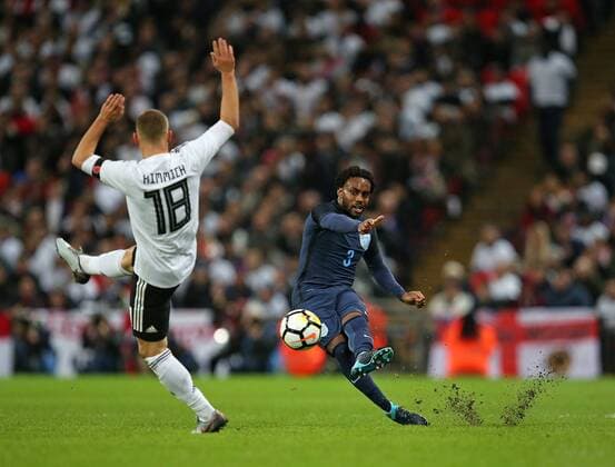 10.11.2017, Fussball Länderspiel, England - Deutschland, in Wembley National Stadium London. v.l. Joshua Kimmich (Deutschland) gegen Danny Rose (England)