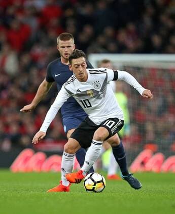 Bilder des Tages - SPORT 10.11.2017, Fussball Länderspiel, England - Deutschland, in Wembley National Stadium London. v.l. Eric Dier (England) gegen Mesut Özil (Deutschland)
