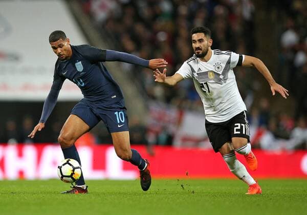 10.11.2017, Fussball Länderspiel, England - Deutschland, in Wembley National Stadium London. v.l. Ruben Loftus-Cheek (England) gegen Ilkay Gündogan (Deutschland)