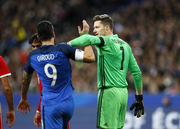 Fußball, Frankreich - Wales France s Olivier Giroud tussles with Wales Wayne Hennessey during the International Friendly Länderspiel match at the Stade de France, Paris . Picture date: 10th November 2017. Picture credit should read: David Klein Sportimage EDITORIAL USE ONLY. No use with unauthorised audio, video, data, fixture lists, club league logos or live services. Online in-match use limited to 120 images, no video emulation. No use in betting, games or single club league player publications.