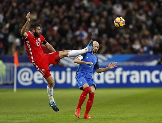 Fußball, Frankreich - Wales France sChristophe Jallet tussles with Wales Joe Ledley during the International Friendly Länderspiel match at the Stade de France, Paris . Picture date: 10th November 2017. Picture credit should read: David Klein Sportimage EDITORIAL USE ONLY. No use with unauthorised audio, video, data, fixture lists, club league logos or live services. Online in-match use limited to 120 images, no video emulation. No use in betting, games or single club league player publications.