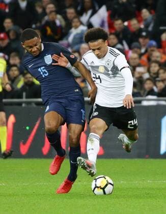 London , Fußball Länderspiel England vs. Deutschland , von links: Joe Gomez ( ENG ) Leroy Sane ( GER )