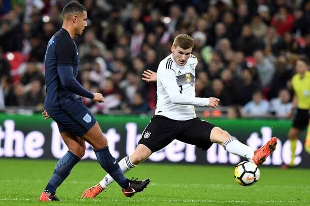 Fussball Freundschaftsspiel England - Deutschland am 10.11.2017 im Wembley-Stadion in London Jake Livermore ( England ), links -Timo Werner ( Deutschland ), rechts
