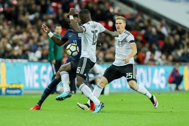 London, England, 10.11.2017, Laenderspiel, England - Deutschland, Tammy Abraham (ENG) und Antonio Ruediger (GER) im Zweikampf ( DeFodi048