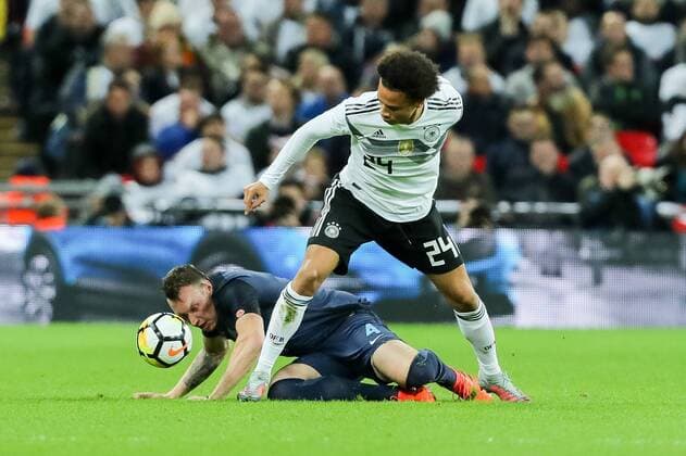 London, England, 10.11.2017, Laenderspiel, England - Deutschland, Phil Jones (ENG) und Leroy Sane (GER) im Zweikampf ( DeFodi048