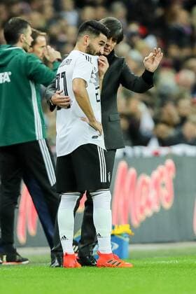 London, England, 10.11.2017, Laenderspiel, England - Deutschland, Trainer Joachim Loew (GER) spricht mit Ilkay Guendogan (GER) ( DeFodi048